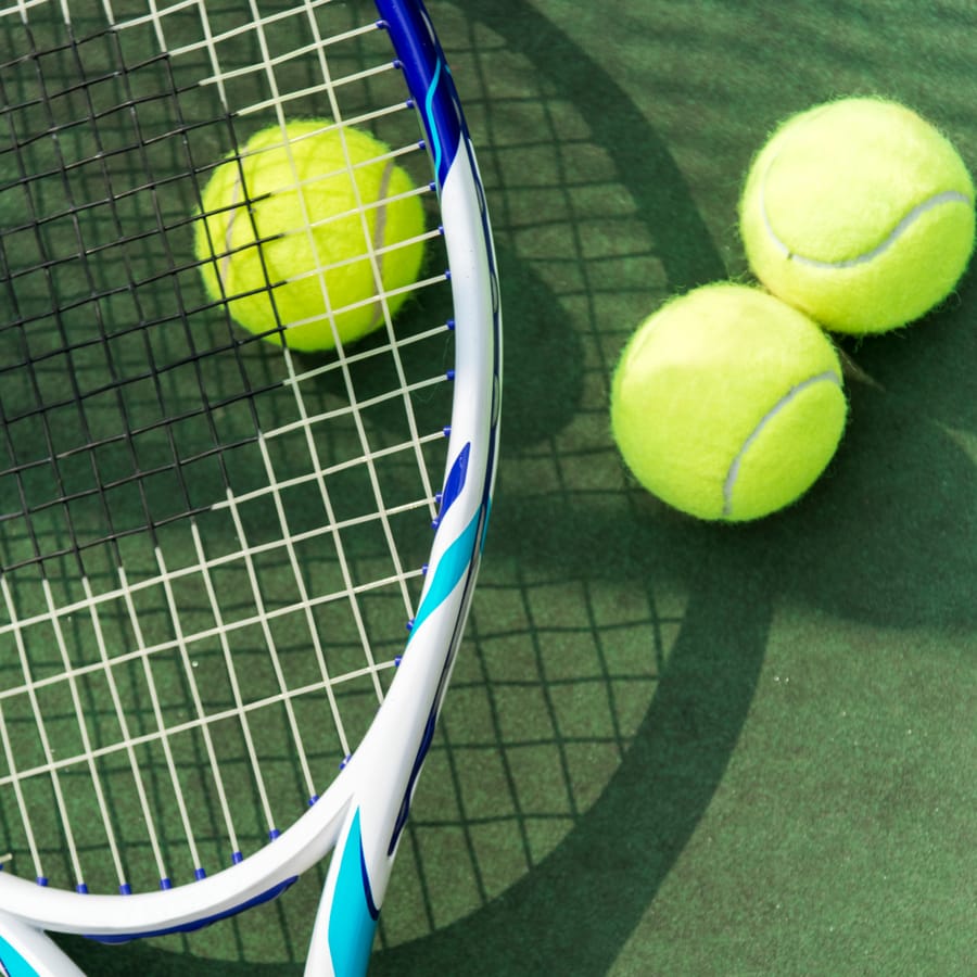 Racchetta e palline da tennis sul campo